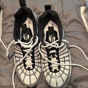 Men’s Nike Air tennis shoe. Like new. Worn two times!